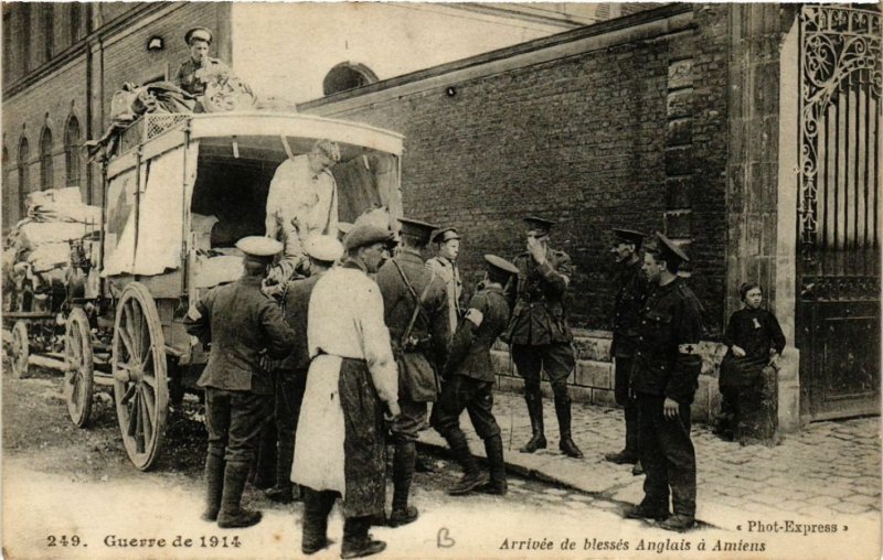 CPA Guerre de 1914 - Arrivée de blesses Anglais a AMIENS (515248)