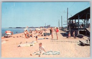1960 LEWES BEACH DELAWARE DE CROWD SCENE LETTER TO GRANDMA VINTAGE POSTCARD