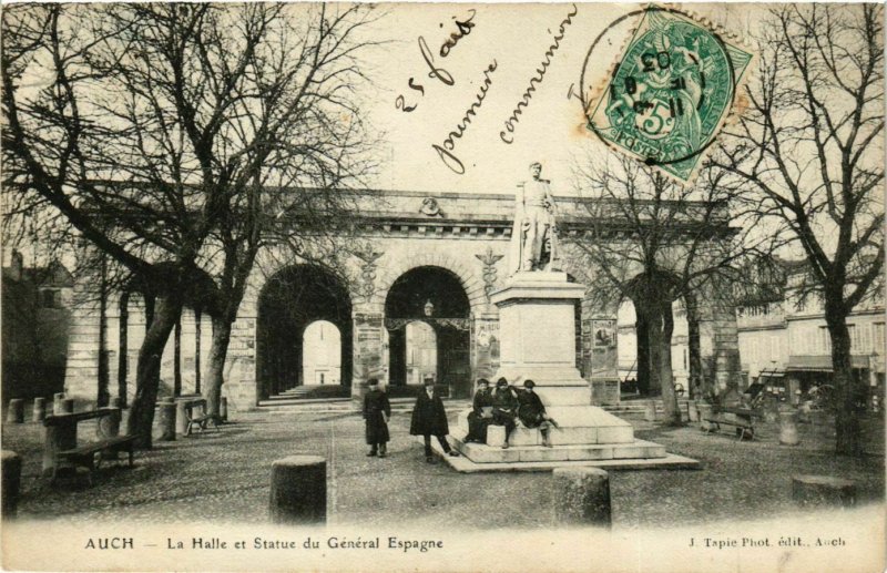 CPA AUCH - La Halle et Statue du Général Espagne (359771)