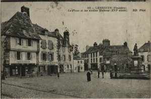 CPA LESNEVEN - La Place et les vieilles Maisons (143233)