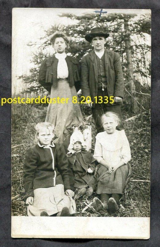 1335 - RPPC Young Family 1910s Real Photo Postcard, prob. Canada. Period Fashion