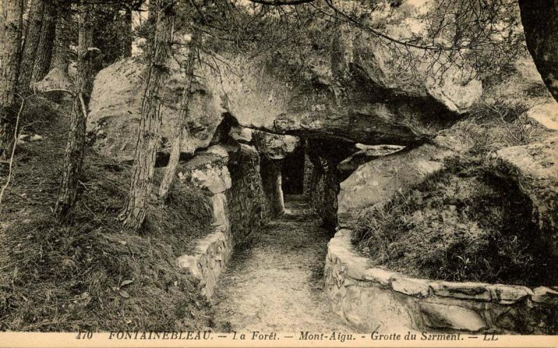 France - Fontainebleau. Mont Aigu, Grotte du Sarment