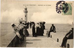 CPA Le TRÉPORT-Ballade sur la Jetée (234712)