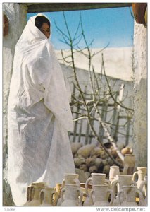 MAHDIA , Morocco , 50-70s ; Vente des Poteries de Moknine au Marche de la ville