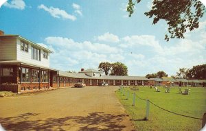 Fredericton, NB Canada  FORT NASHWAAK MOTEL  Roadside 50's Cars  Chrome Postcard