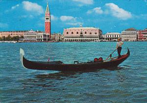 Italy Venezia Panorama con gondola