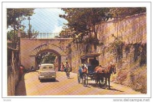 Gregory Arch, southern entrance to Old Nassau, horse-drawn carriage, Bahamas,...