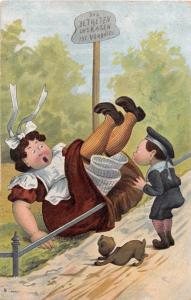 BOY PUSHES WOMAN OVER RAIL~das BETRETEN des RASEN VERBOTEN COMIC POSTCARD 1905