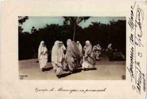 CPA AK Groupe de Mauresques en promenade Algerie (735886)