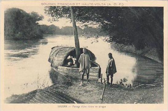 Sudan Passage d'une riviere en pirogue