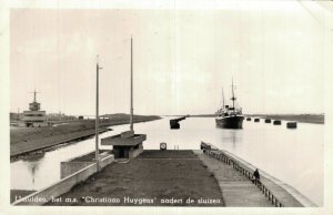 IJmuiden het m.s. Christiaan Huygens At The Locks RPPC 06.71