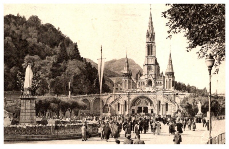 France Lourdes La Basilique et la Viege Couronnee