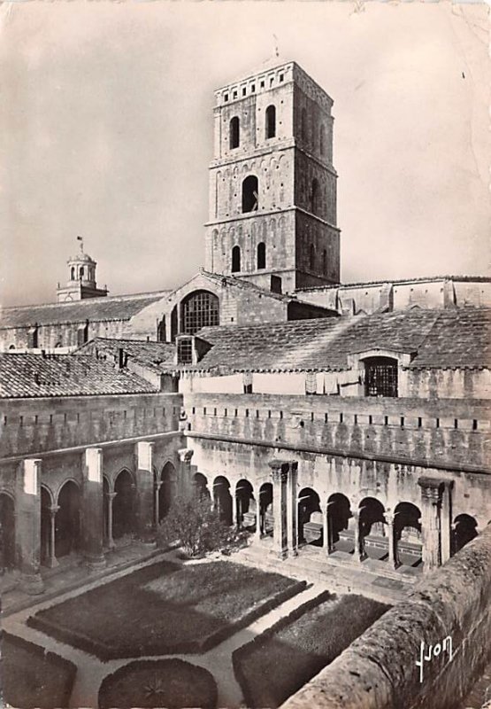 Clcitre et clocher de St trophime Arles France 1957 