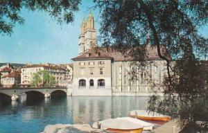 Schweiz Zurich Blick auf Wasserkirche and Grossmuenstertuerme