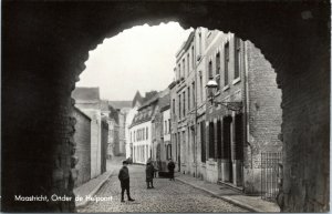 postcard Netherlands - Maastricht - Under Hell's Gate - Onder de Helpoort