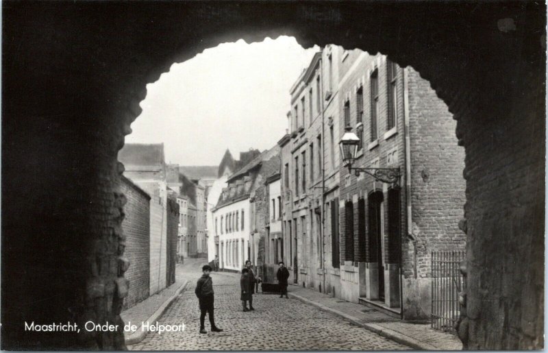 postcard Netherlands - Maastricht - Under Hell's Gate - Onder de Helpoort