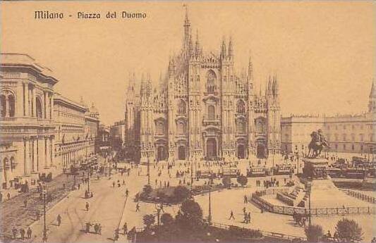 Italy Milano Piazza del Duomo