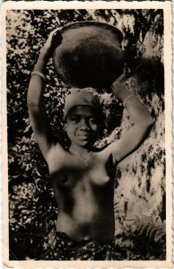 PC CPA ETHNIC NUDE FEMALE, GUINÉE, LA CORVÉE, REAL PHOTO POSTCARD (b15191)