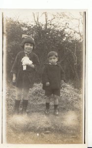 Children Postcard - Real Photo of Children With a Doll - Ref 17550A