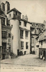 CPA VANNES-Sur la Place des Lices vieille Tour du Chateau de l'Hermine (27374)