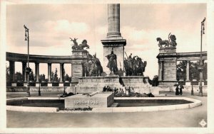 Hungary Budapest Millenniumi emlékmű az ismeretlen hősök emlékkövénél RPPC 06.94