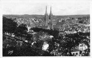 BR50975 Quimper vue generale au centre la cathedrale      France