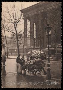 Paris - Marchandes de fleurs place de la Madeleine.