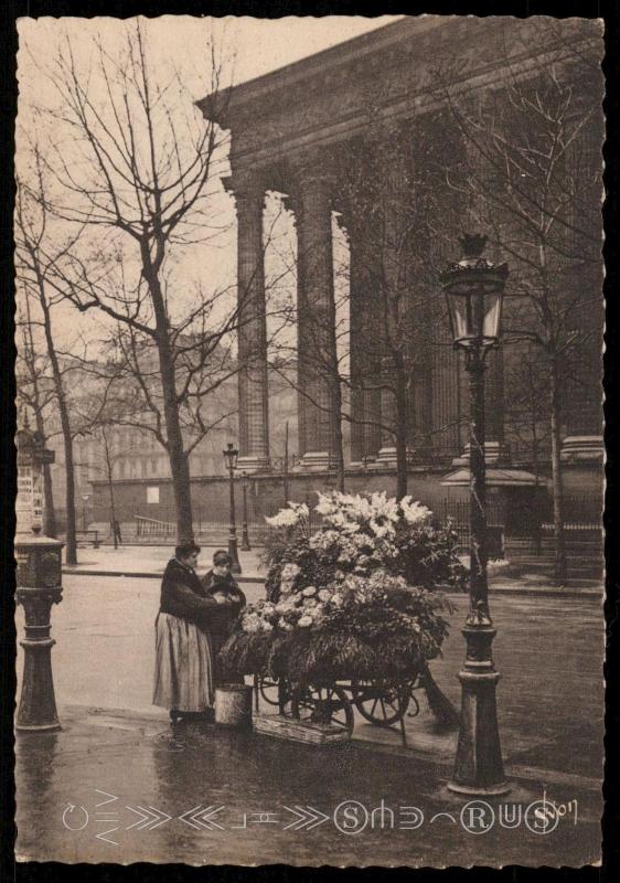 Paris - Marchandes de fleurs place de la Madeleine.