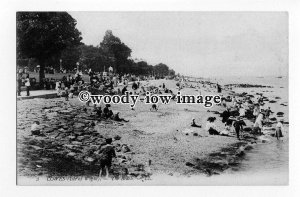 h1397 - Isle of Wight - Cowes -Families Enjoying the Pebble Beach- Postcard LL3