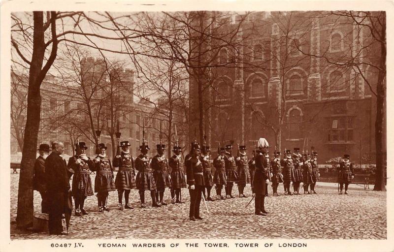 B85374 yeoman warders of the tower   military militaria  london uk