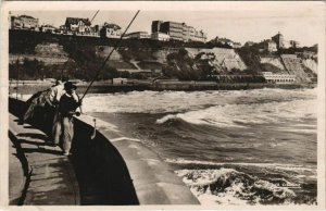 CPA Biarritz La Cote des Basques par gros temps FRANCE (1126711)