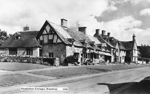 UK - England. Broadway. Elizabethan Cottages - RPPC