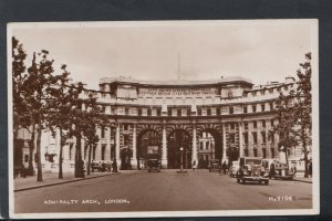 London Postcard - Traffic at Admiralty Arch   RS14720