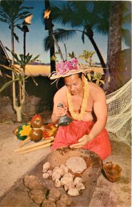 Hawaii Native man poi Pounding Kona Inn 1950s Helbig's Postcard 24-7319