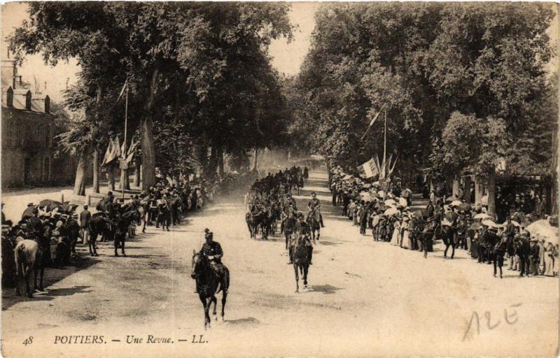 CPA  Poitiers - Une Revue  (650650)