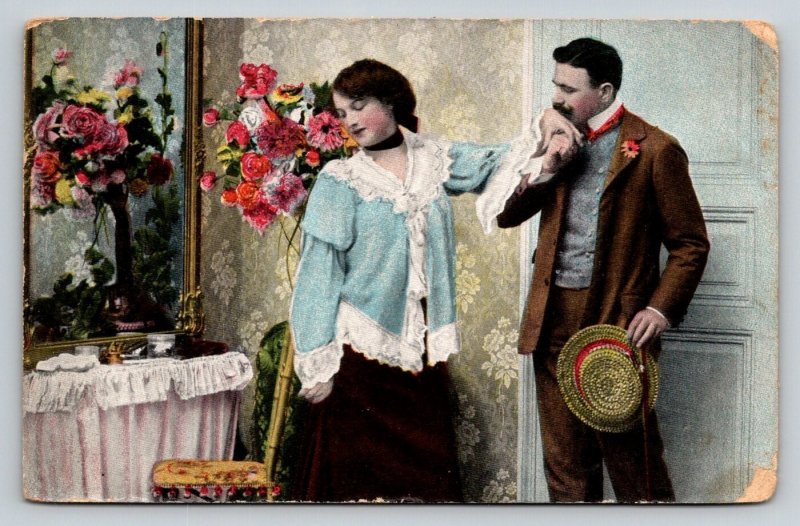 1915  Romance  Couple   Postcard
