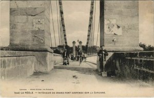 CPA La RÉOLE-Intérieur du Grand pont suspendu sur la Garonne (28473)