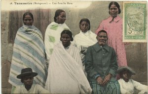 PC MADAGASCAR, TANANARIVE, UNE FAMILLE HOVA, Vintage Postcard (b37971)