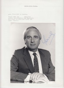 David Ivor Young Politician Original Autograph on Photo, United Kingdom (L6558)