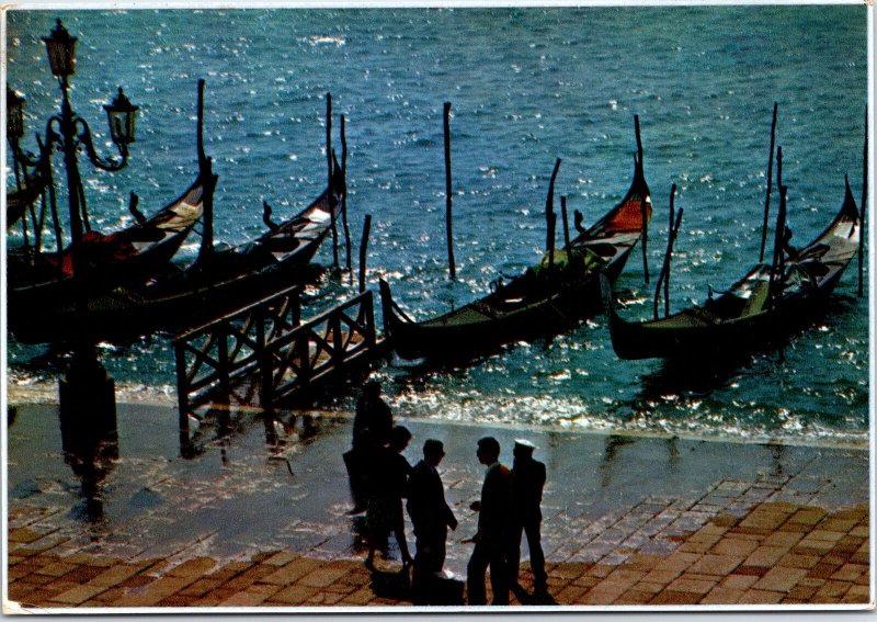 VINTAGE CONTINENTAL SIZE POSTCARD THE WHARF AT ST. MARK'S PALACE VENICE ITALY