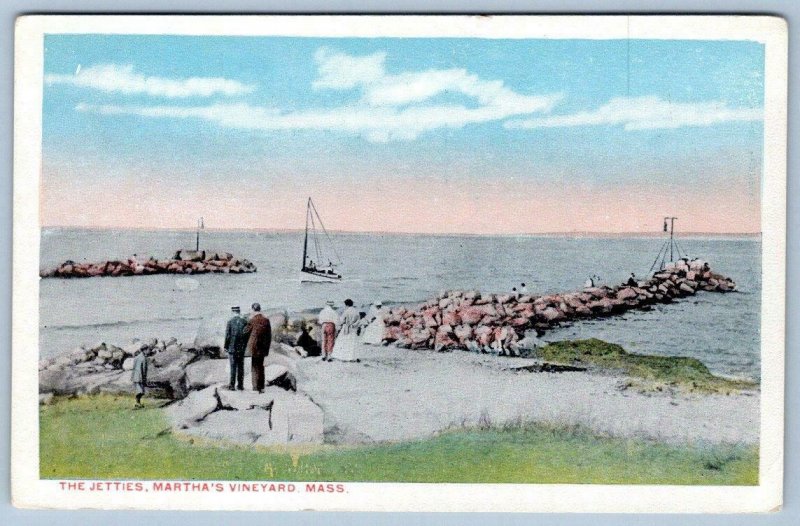 1910's ERA MARTHA'S VINEYARD*THE JETTIES*PEOPLE WATCHING BOATS*ANTIQUE POSTCARD