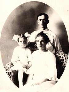 RPPC Couple & a Child w/Big Bows in Her Hair NOKO 1907-1920s VTG Postcard 1464