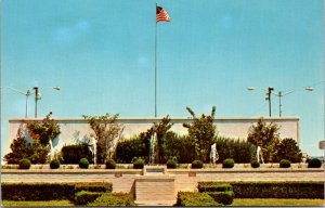 Rehoboth Delaware ~US Flag Flies Over Fountains~1960s Dexter POSTCARD