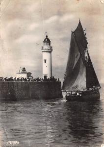 BR43161 Le treport barque passant devant le pahre   France