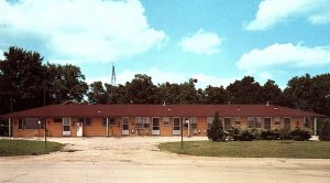 1960s DELAVAN WI BLISS MOTEL RT 1 SIMMONS MATTRESSES COKE BOX POSTCARD P1141