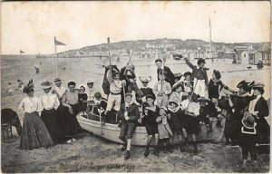 CPA DEAUVILLE Une Barque sur la Plage (1225942)