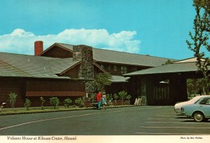 CONTINENTAL SIZE POSTCARD VOLCANO HOUSE AT LILAUEA CRATER HAWAII 1970s