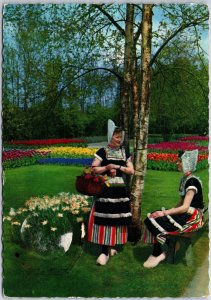 VINTAGE POSTCARD CONTINENTAL SIZE PAIR OF TRADITIONAL DUTCH GIRLS AT LISSE 1961