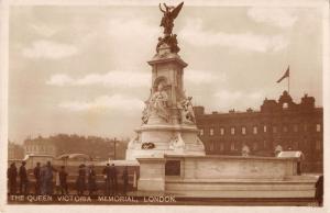 uk28625 queen victoria memorial london real photo uk