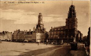 CPA CALAIS La Place d'Armes et le Beffroi (406047)